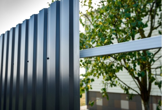 Zaun und Sichtschutz Komplettes-Trapezblechsystem -  Höhe 1,2 Meter - 2,5 Meter